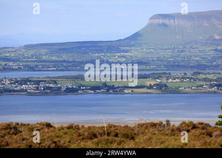 Ein Blick auf Ben Bulben von Knocknarae über Strandhill an einem schönen Sommertag. Strandhill, Sligo, Irland, Berg, Meer, Häuser, blauer Himmel, Landschaft Stockfoto