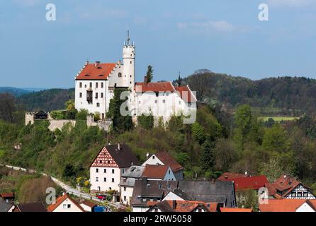 Goessweinstein ist eine Marktgemeinde im oberfränkischen Bezirk Forchheim und liegt in der Fränkischen Schweiz. Das Schloss und die Wallfahrt Stockfoto