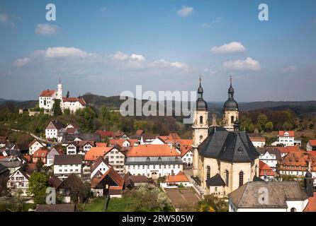 Goessweinstein ist eine Marktgemeinde im oberfränkischen Bezirk Forchheim und liegt in der Fränkischen Schweiz. Das Schloss und die Wallfahrt Stockfoto