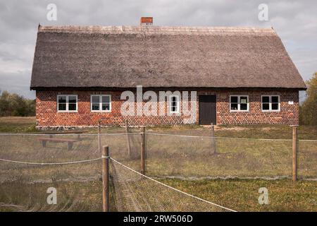 Neuendorf ist das südlichste Dorf Hiddensees. Große Teile von Neuendorf ähneln einer großen Wiese, auf der die Häuser wie auf einer aufgereihten Fläche angeordnet sind Stockfoto