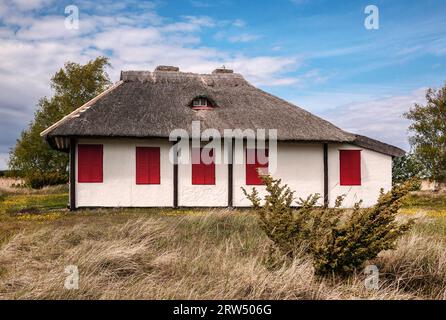 Neuendorf ist das südlichste Dorf Hiddensees. Große Teile von Neuendorf ähneln einer großen Wiese, auf der die Häuser wie auf einer aufgereihten Fläche angeordnet sind Stockfoto