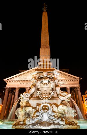 Brunnen Piazza Rotonda von Giacomo Della Porta und Leonardo Sormani, um 1575, ägyptischer Obelisk aus der Zeit von Ramses II., vor dem Pantheon Stockfoto