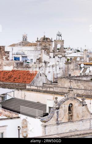 Dächer, Blick auf die Dachlandschaft, auf der Rückseite die Kirche San Domenico, Martina Franca, Valle d?Itria, Trullo-Tal, Apulien, Puglia, Italien Stockfoto
