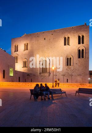 Ostarbeiten an der Basilika San Nicola, Baubeginn 1087, romanisch, Blaue Stunde, Bari, Apulien Apulien, Italien Stockfoto