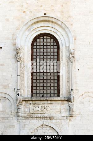 Das dreistufige Elefantenfenster, Apsis, Ostfassade, 12. Jahrhundert, romanisch, Basilika San Nicola, Bari, Apulien Apulien, Italien die Elefanten Stockfoto