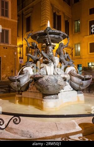 Nachtblick auf den Schildkrötenbrunnen, Fontana delle Tartarughe, erbaut 1581-1584, entworfen von Giacomo Della Porta, Bronzestatuen von Taddeo Landini, Top Stockfoto