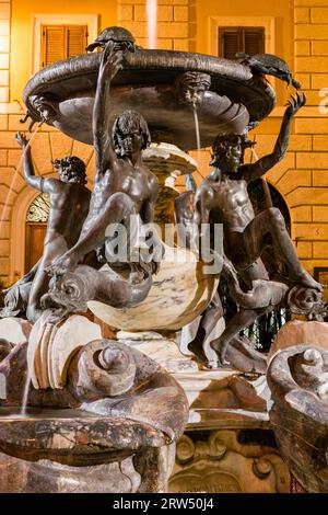 Nachtblick auf den Schildkrötenbrunnen, Fontana delle Tartarughe, erbaut 1581-1584, entworfen von Giacomo Della Porta, Bronzestatuen von Taddeo Landini, Top Stockfoto