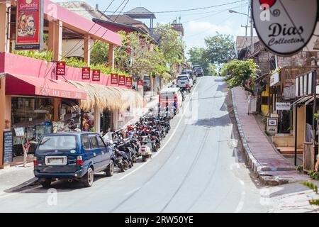 Ubud, Indonesien, 1. September 2014: Eine typische Straßenszene mit Fahrrädern und Geschäften in Ubud, Bali, Indonesien Stockfoto