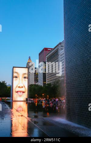 Chicago, USA, 9. Juli 2014: Kronenbrunnen-Beleuchtung im Millenium Park bei Dämmerung in einer heißen Sommernacht Stockfoto