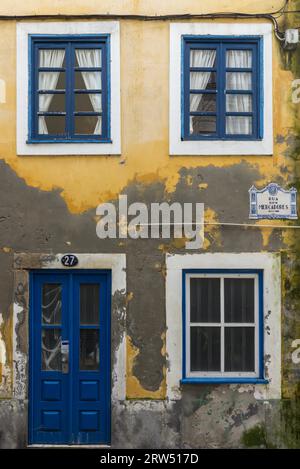 Aveiro, Portugal, 26. April 2014: Fassaden in der Kaufmannsstraße (Rua dos Mercadores) in Aveiro, dem portugiesischen venedig. Aveiro, Portugal Stockfoto