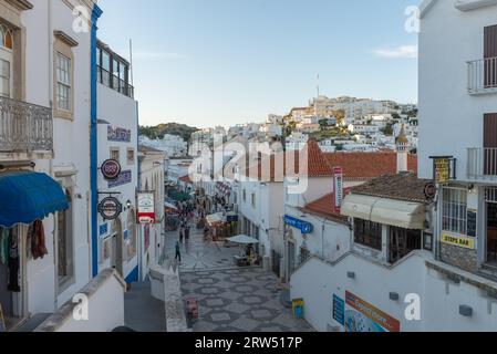 Albufeira, Portugal, 1. Mai 2014: Blick auf die Straße im historischen Zentrum von Albufeira, Albufeira, Algarve, Portugal Stockfoto