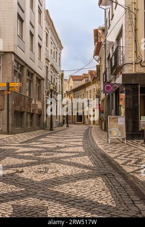 Aveiro, Portugal, 26. April 2014: Straßen und Fassaden von Aveiro, dem portugiesischen venedig. Aveiro, Portugal Stockfoto