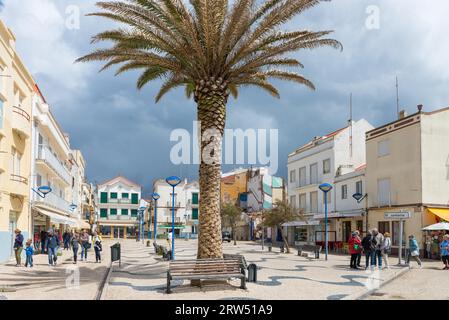 Nazare, Portugal, 24. April 2014: Straßenansicht von Nazare. Stadt des touristischen Reiseziels an der Atlantikküste Portugals Stockfoto