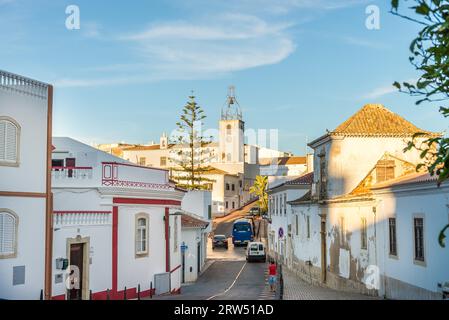 Albufeira, Portugal, 1. mai 2014: Blick auf die Straße im historischen Zentrum von Albufeira, Albufeira, Algarve, Portugal Stockfoto