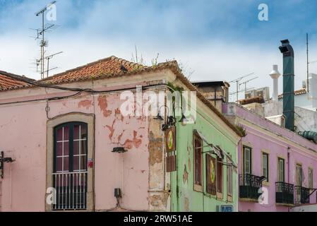 Cascais, Portugal, 22. April 2014: Fassaden an der Altstadt von Cascais, einem beliebten Touristenziel in der Nähe der Stadt Lissabon, Portugal Stockfoto