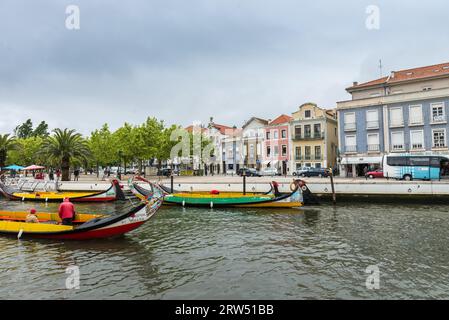 Aveiro, Portugal, 26. April 2014: Moliceiro Boot segelt entlang des zentralen Kanals in Aveiro, Portugal Stockfoto