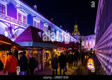 Der nostalgische Weihnachtsmarkt im Stallhof des Residenzschlosses Dresden bietet auch ruhige und romantische Momente in der Weihnachtshektik und Stockfoto