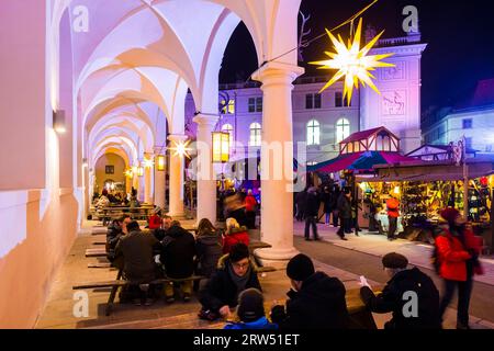 Der nostalgische Weihnachtsmarkt im Stallhof des Residenzschlosses Dresden bietet auch ruhige und romantische Momente in der Weihnachtshektik und Stockfoto