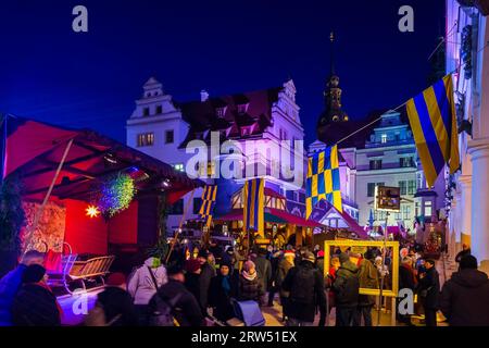 Der nostalgische Weihnachtsmarkt im Stallhof des Residenzschlosses Dresden bietet auch ruhige und romantische Momente in der Weihnachtshektik und Stockfoto