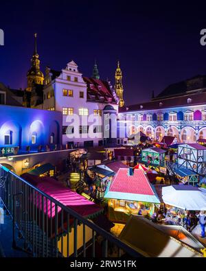 Der nostalgische Weihnachtsmarkt im Stallhof des Residenzschlosses Dresden bietet auch ruhige und romantische Momente in der Weihnachtshektik und Stockfoto