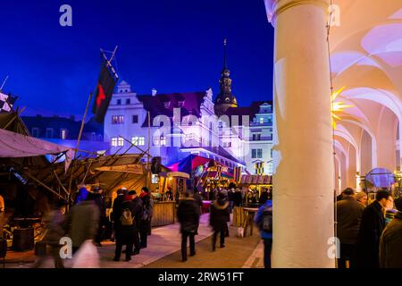 Der nostalgische Weihnachtsmarkt im Stallhof des Residenzschlosses Dresden bietet auch ruhige und romantische Momente in der Weihnachtshektik und Stockfoto