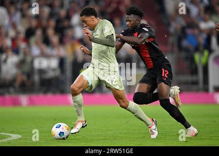 Jamal Musiala FC Bayern München FCB (42) vs Edmond Tapsoba Bayer 04 Leverkusen (12) Allianz Arena, München, Bayern, Deutschland Stockfoto