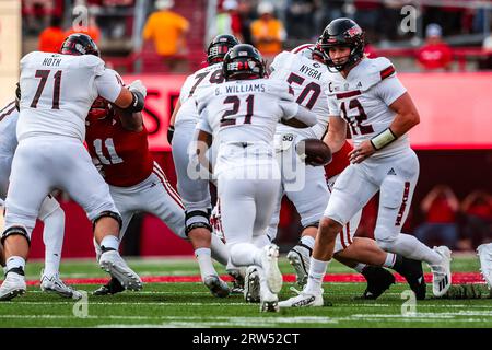 Lincoln, NE, USA. September 2023. NE. U.S. Northern Illinois Quarterback Rocky Lombardi (12) tritt an Gavin Williams (21) in Aktion während eines NCAA Division 1-Fußballspiels zwischen Northern Illinois Huskies und den Nebraska Cornhuskers im Memorial Stadium in Lincoln, NE. Nebraska gewann 35-11.Teilnahme: 86.875.390. In Folge ausverkauft.Michael Spomer/Cal Sport Media/Alamy Live News Stockfoto