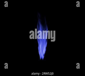 Blaue Flamme, Hitze und Licht auf schwarzem Hintergrund mit Textur, Muster und brennender Energie. Feuer, Brennstoff oder Flackern isoliert auf dunkler Tapetenkonstruktion Stockfoto