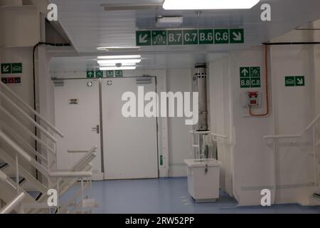 Crew-Bereich auf einem Kreuzfahrtschiff, Treppen im Crew-Bereich eines Kreuzfahrtschiffes Stockfoto