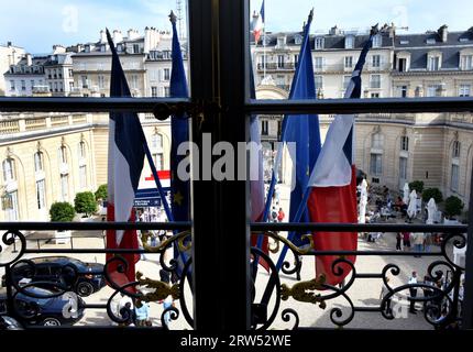 Paris, Frankreich. September 2023. Besucher strömen in den Präsidentenpalast Elysee, der während der Tage des Europäischen Kulturerbes am 16. September 2023 in Paris, Frankreich, für die Öffentlichkeit geöffnet ist. Foto von Alain Apaydin/ABACAPRESS.COM Credit: Abaca Press/Alamy Live News Stockfoto