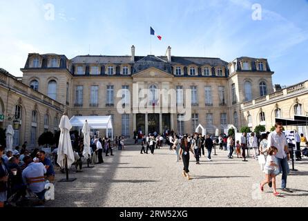 Paris, Frankreich. September 2023. Besucher strömen in den Präsidentenpalast Elysee, der während der Tage des Europäischen Kulturerbes am 16. September 2023 in Paris, Frankreich, für die Öffentlichkeit geöffnet ist. Foto von Alain Apaydin/ABACAPRESS.COM Credit: Abaca Press/Alamy Live News Stockfoto