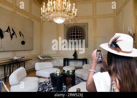 Paris, Frankreich. September 2023. Besucher strömen in den Präsidentenpalast Elysee, der während der Tage des Europäischen Kulturerbes am 16. September 2023 in Paris, Frankreich, für die Öffentlichkeit geöffnet ist. Foto von Alain Apaydin/ABACAPRESS.COM Credit: Abaca Press/Alamy Live News Stockfoto