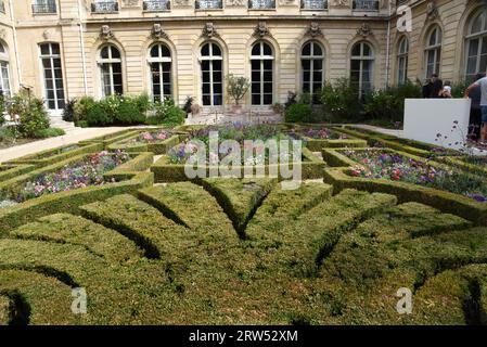 Paris, Frankreich. September 2023. Besucher strömen in den Präsidentenpalast Elysee, der während der Tage des Europäischen Kulturerbes am 16. September 2023 in Paris, Frankreich, für die Öffentlichkeit geöffnet ist. Foto von Alain Apaydin/ABACAPRESS.COM Credit: Abaca Press/Alamy Live News Stockfoto