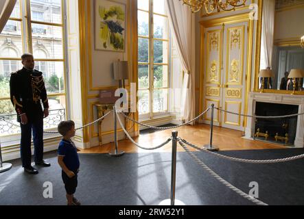 Paris, Frankreich. September 2023. Besucher strömen in den Präsidentenpalast Elysee, der während der Tage des Europäischen Kulturerbes am 16. September 2023 in Paris, Frankreich, für die Öffentlichkeit geöffnet ist. Foto von Alain Apaydin/ABACAPRESS.COM Credit: Abaca Press/Alamy Live News Stockfoto