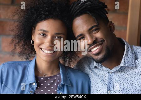 Kopfaufnahme Porträt lächelndes afroamerikanisches Paar, das die Kamera anschaut Stockfoto