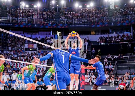 Rom, Italien. September 2023. Antoine Arthur Fabien Brizard aus Frankreich im Finale der Bronzemedaille des CEV Eurovolley 2023 zwischen Frankreich und Slowenien. Die slowenische Nationalmannschaft besiegte Frankreich mit 2:3. Slowenien gewann das Bronze-Medaillenspiel. Quelle: SOPA Images Limited/Alamy Live News Stockfoto