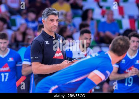 Rom, Italien. September 2023. Andrea Giani, Cheftrainer von Frankreich beim Finale der Bronzemedaille des Menís CEV Eurovolley 2023 zwischen Frankreich und Slowenien. Die slowenische Nationalmannschaft besiegte Frankreich mit 2:3. Slowenien gewann das Bronze-Medaillenspiel. Quelle: SOPA Images Limited/Alamy Live News Stockfoto