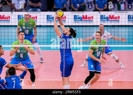 Rom, Italien. September 2023. Antoine Arthur Fabien Brizard aus Frankreich im Finale der Bronzemedaille des CEV Eurovolley 2023 zwischen Frankreich und Slowenien. Die slowenische Nationalmannschaft besiegte Frankreich mit 2:3. Slowenien gewann das Bronze-Medaillenspiel. (Foto: Davide Di Lalla/SOPA Images/SIPA USA) Credit: SIPA USA/Alamy Live News Stockfoto