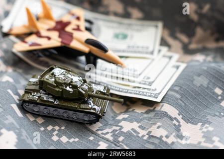 Panzer auf Dollarscheine. Das Konzept von Kriegskosten, Militärausgaben, Wirtschaftskrise Stockfoto