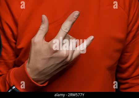 Geste der Hand eines Mannes, Nahaufnahme, Zeichen und Symbol der Wippbewegung, Nahaufnahme. Stockfoto