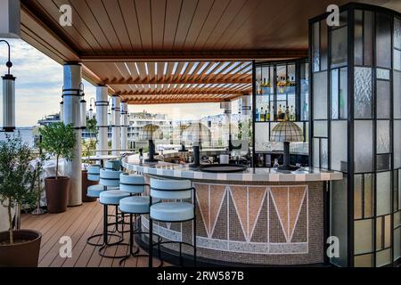 Eine leere Bar auf dem Dach im Art déco-Stil mit Mosaiken, die bei Sonnenuntergang auf die Gäste warten, Nizza, Französische Riviera, Südfrankreich Stockfoto