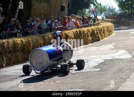 Prag, Tschechische Republik. September 2023. Ein Konkurrent fährt während des Red Bull Kary-Rennens, einem Wettbewerb von handgefertigten, nicht motorisierten Fahrzeugen, am 16. September in Prag, Tschechien, ein Fahrzeug in Dosenform. 2023. insgesamt 40 ausgewählte Teams präsentierten ihre selbstgebauten Fahrzeuge während der Veranstaltung am Samstag im Park Kralovka in der tschechischen Hauptstadt. Quelle: Dana Kesnerova/Xinhua/Alamy Live News Stockfoto