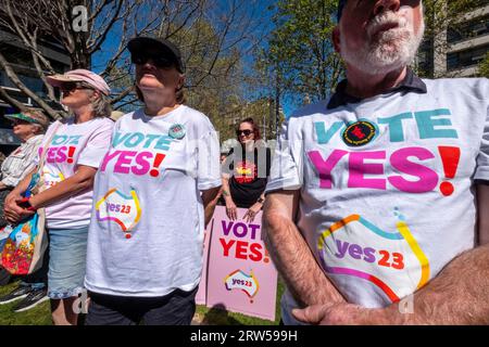 Die Demonstranten unterstützen die Kampagne von YES im australischen Referendum zur Anerkennung indigener Australier in der Verfassung. Melbourne, Victoria, Australien Stockfoto