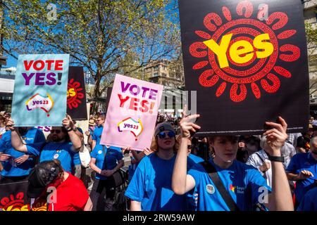 Die Demonstranten unterstützen die Kampagne von YES im australischen Referendum zur Anerkennung indigener Australier in der Verfassung. Melbourne, Victoria, Australien Stockfoto