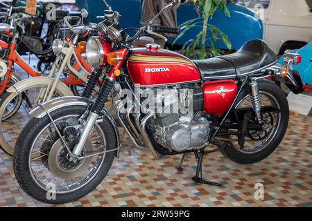 Talmont, Frankreich - 09 12 2023 : honda 750 vier alte Sammlerlogo Marke und Textschild auf Motorrad Kraftstoff Vintage Retro Tank Benzin im Museum in t Stockfoto