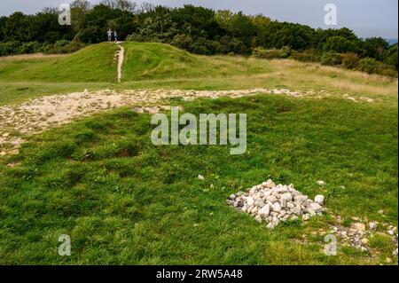 Die Devil's Humps Barrows (Grabhügel) stammen aus der Bronzezeit auf dem Bow Hill in South Downs, West Sussex, England. Stockfoto