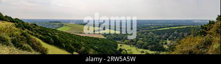 Panoramaaussicht vom Bow Hill auf South Downs über sanfte Hügel zum Ärmelkanal. Chichester Harbour auf der rechten Seite, die Stadt auf der linken Seite. Stockfoto