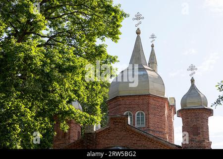 Kolmainsuse Ainuusu orthodoxe Kirche in einer kleinen Stadt Mustvee an der Küste eines peipus-Sees an einem schönen sonnigen Sommertag, estland Stockfoto