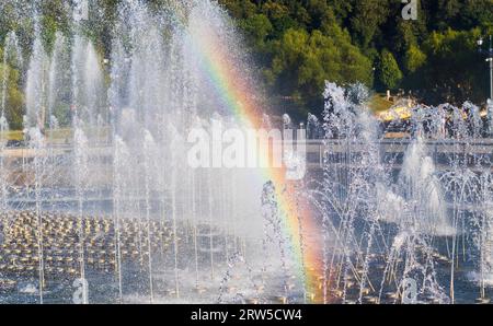 Nahaufnahme des Brunnens und des Regenbogens Stockfoto