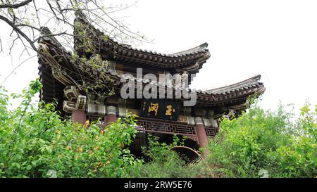 Peking, China - 10. April 2021: Chinesischer traditioneller Pavillon architektonische Landschaft im Yuyuantan Park. Stockfoto